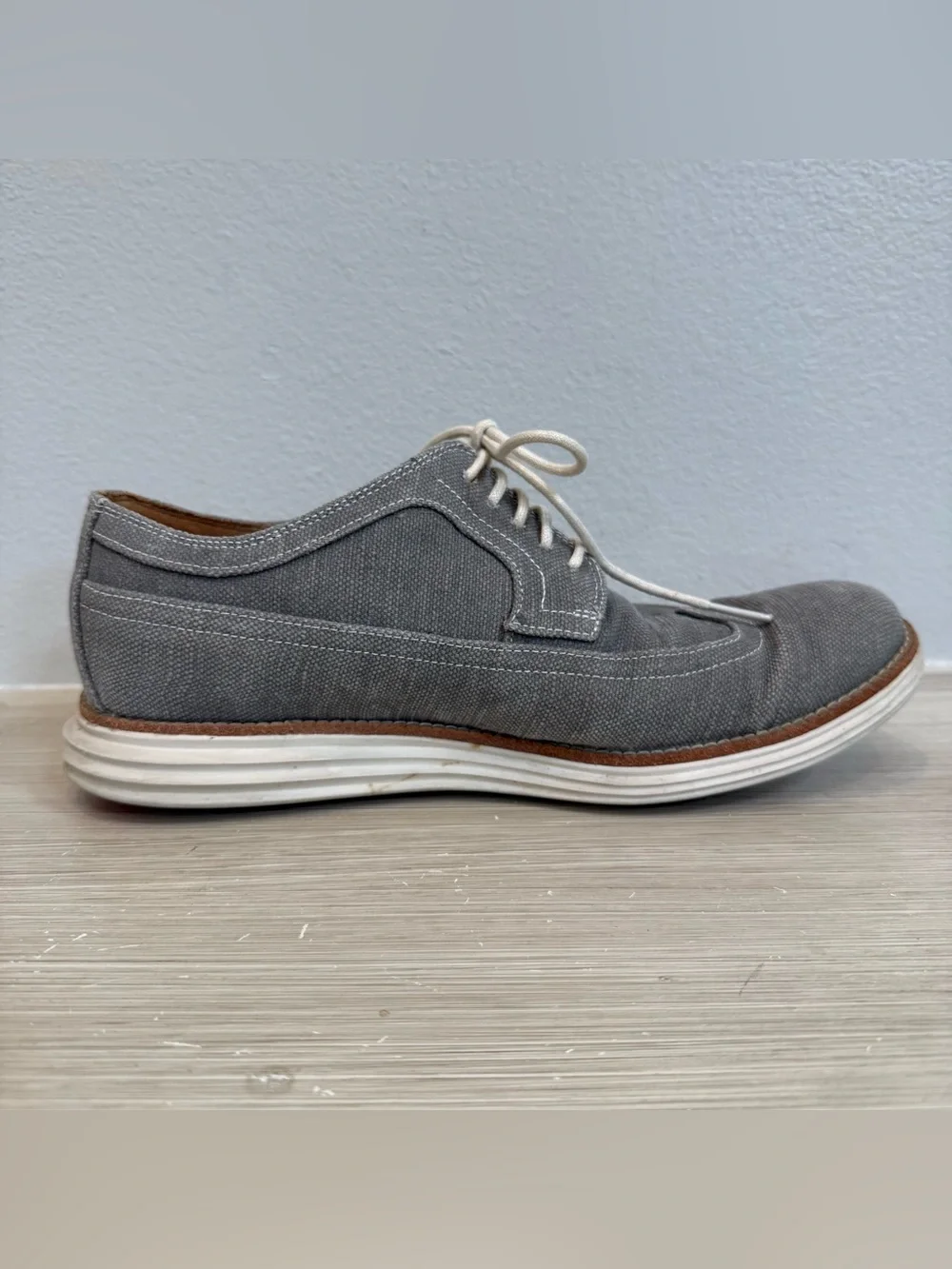 Cole Haan Men's Grey Casual Wingtip Oxfords with Cream Laces size 9